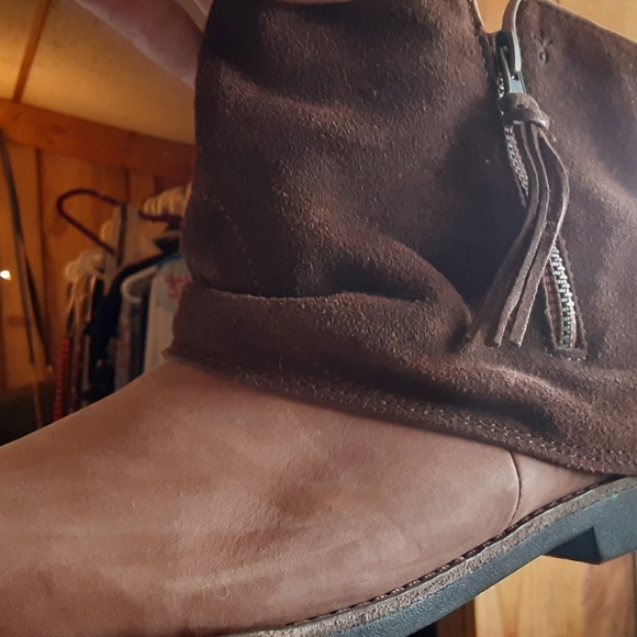 Stylish Emu Brown Booties - Picture 2 of 12